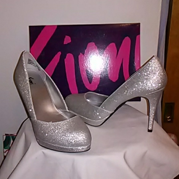 New Fioni silver heels - Picture 2 of 4